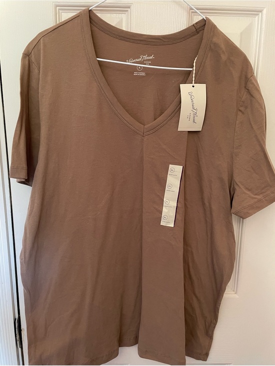 Universal Thread Tops - Universal Thread Women’s V-neck short sleeve tee NWT Xl
